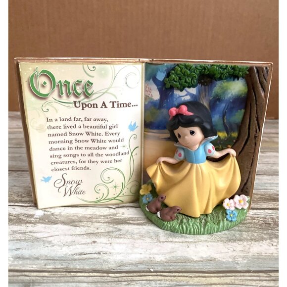 2013 Precious Moments Disney Showcase Snow White Storybook Figurine #134406 - Picture 1 of 13